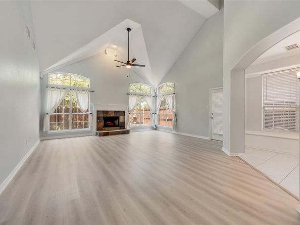 9013  Crown Point Circle , Irving Texas 75063