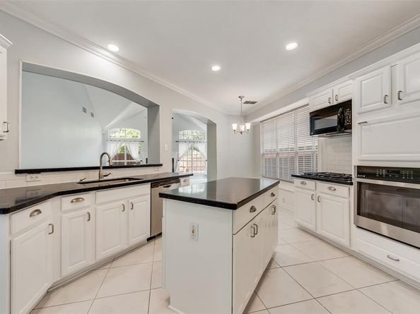9013  Crown Point Circle , Irving Texas 75063