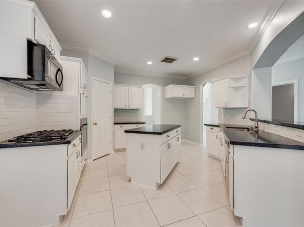 9013  Crown Point Circle , Irving Texas 75063