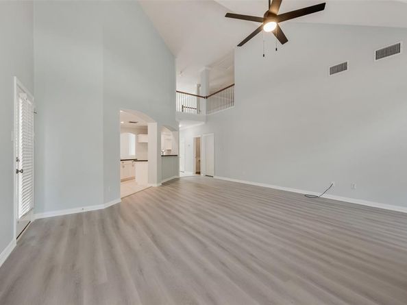 9013  Crown Point Circle , Irving Texas 75063