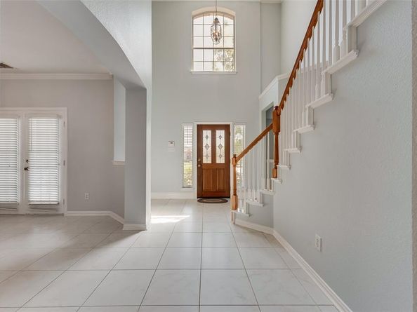 9013  Crown Point Circle , Irving Texas 75063