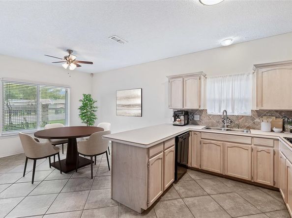 2815  Inniswood Circle , Arlington Texas 76015