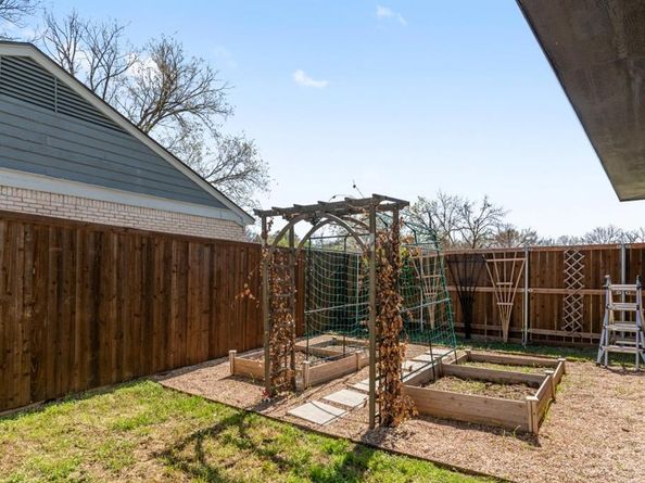 2321  Hartline Drive , Dallas Texas 75228