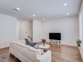 114 E Chester Court , Dallas Texas 75203