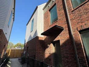 114 E Chester Court , Dallas Texas 75203
