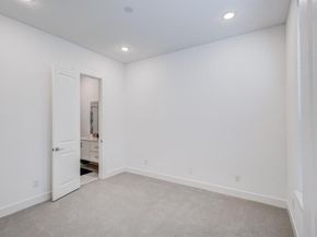 114 E Chester Court , Dallas Texas 75203