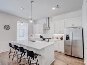 114 E Chester Court , Dallas Texas 75203