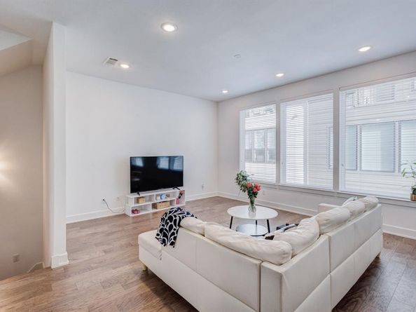 114 E Chester Court , Dallas Texas 75203