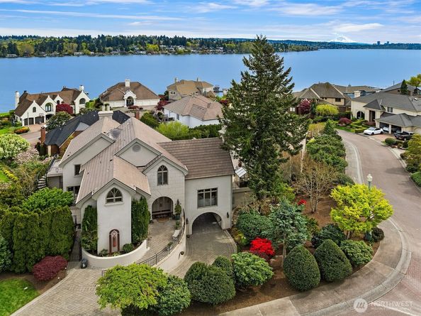 8496 NE Woodland Cove Drive, Kirkland WA 98034