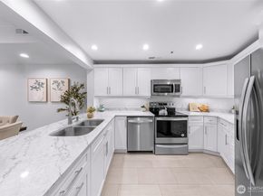 9039 NE Juanita Drive 104, Kirkland WA 98034