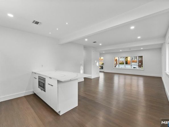 1107 Fairview Lane, Fort Lee NJ 07024