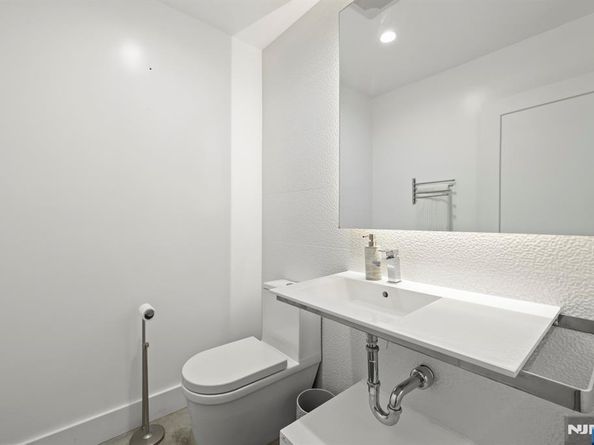 1076 River Road, Edgewater NJ 07020