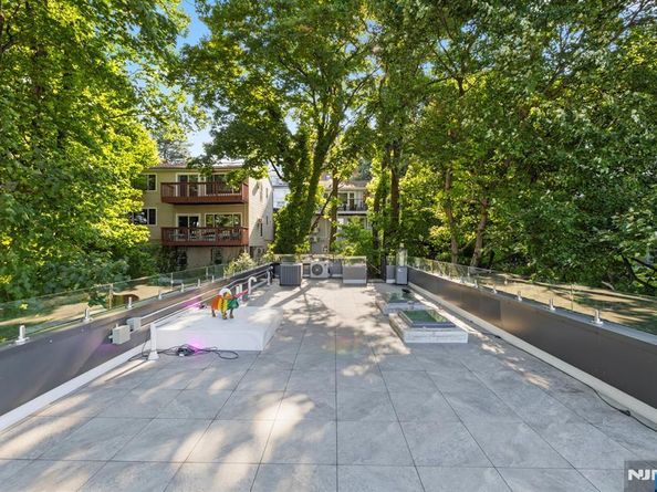1076 River Road, Edgewater NJ 07020