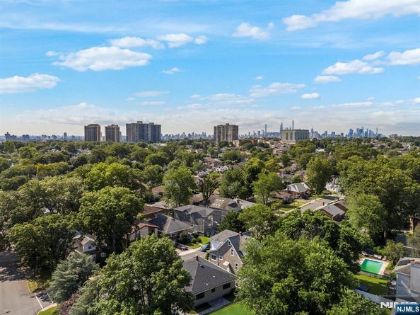 1087 Kingsland Lane, Fort Lee NJ 07024