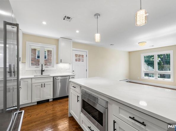 1087 Kingsland Lane, Fort Lee NJ 07024