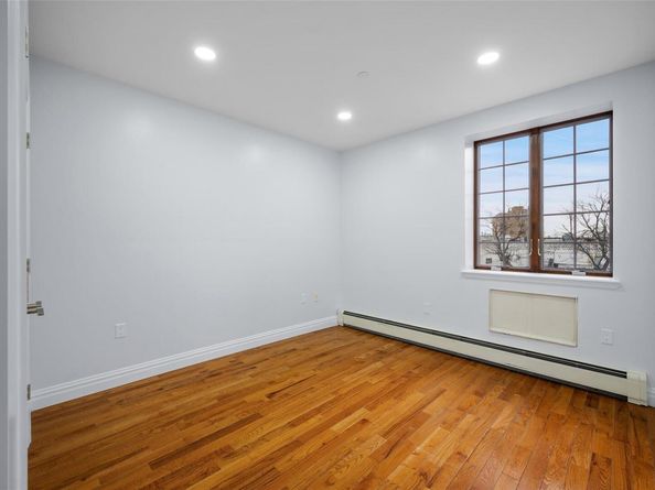 25-25 Newtown Avenue 4D, Astoria NY 11102