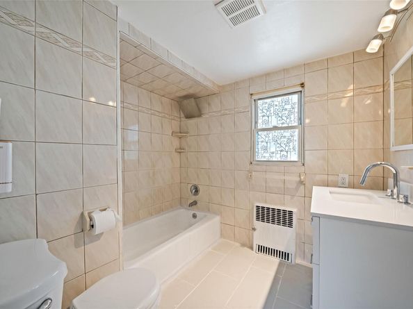 10 Leach Street, Lynbrook NY 11563