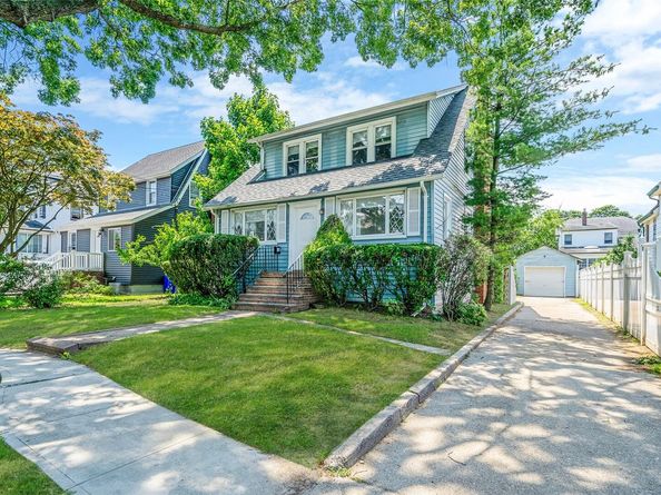 10 Leach Street, Lynbrook NY 11563