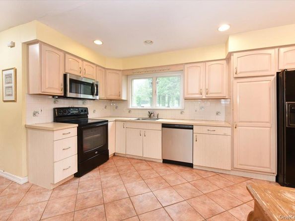 6 Attridge Court, Melville NY 11747