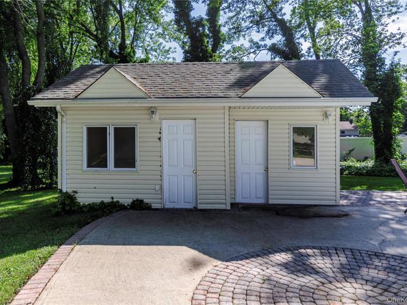6 Attridge Court, Melville NY 11747