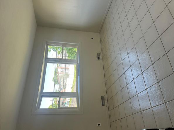 635 S Wellwood Avenue, Lindenhurst NY 11757