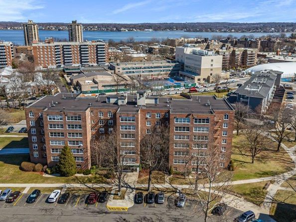 211-40 18 Avenue 4K, Bayside NY 11360