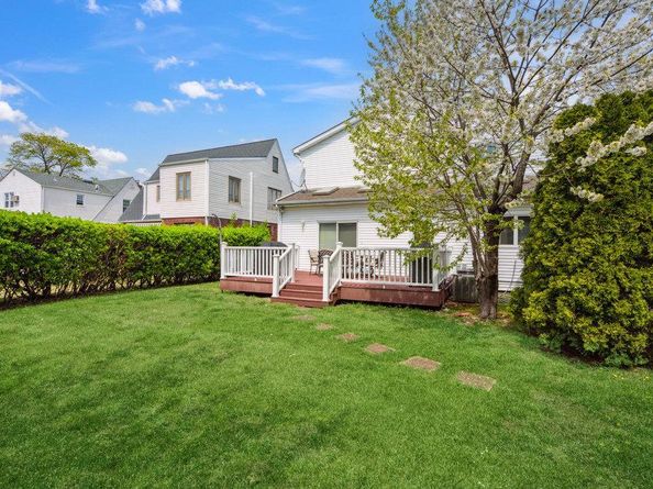44 Netz Place, Albertson NY 11507