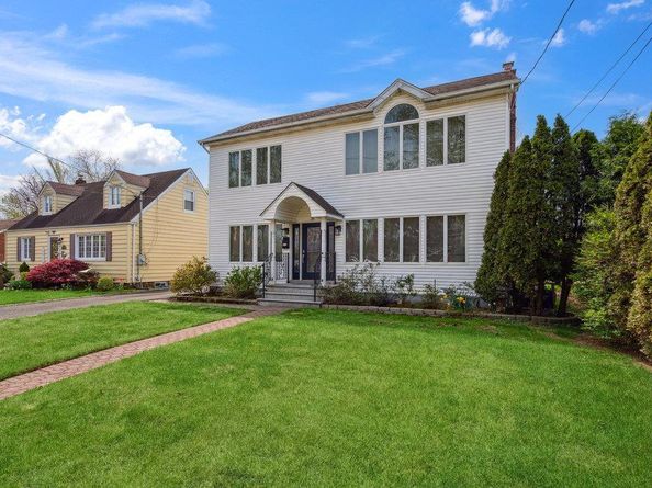 44 Netz Place, Albertson NY 11507