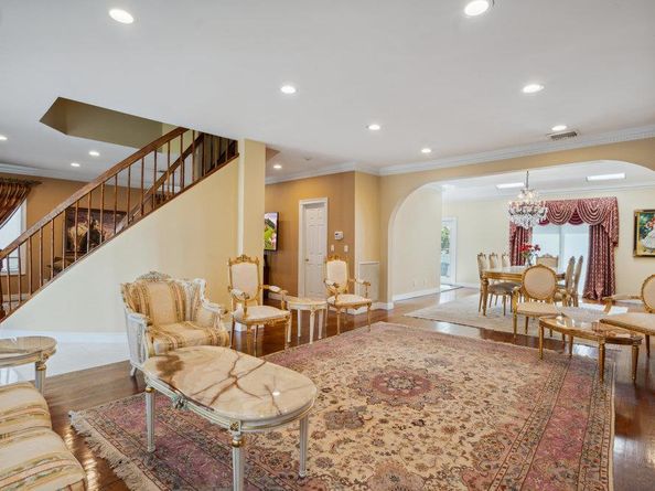 44 Netz Place, Albertson NY 11507