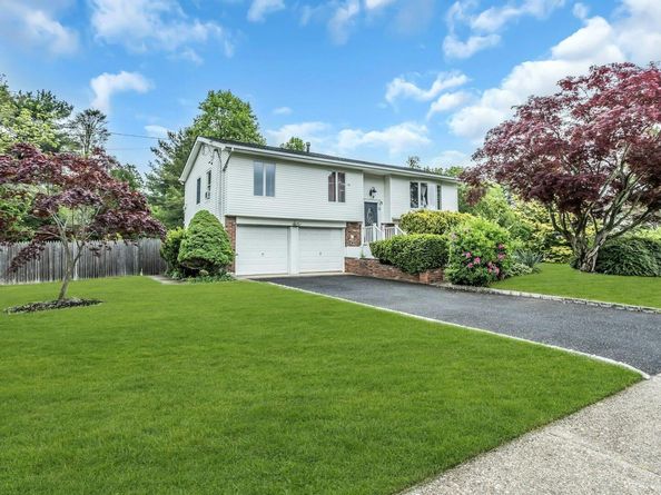 1 Valley Forge Drive, Wheatley Heights NY 11798