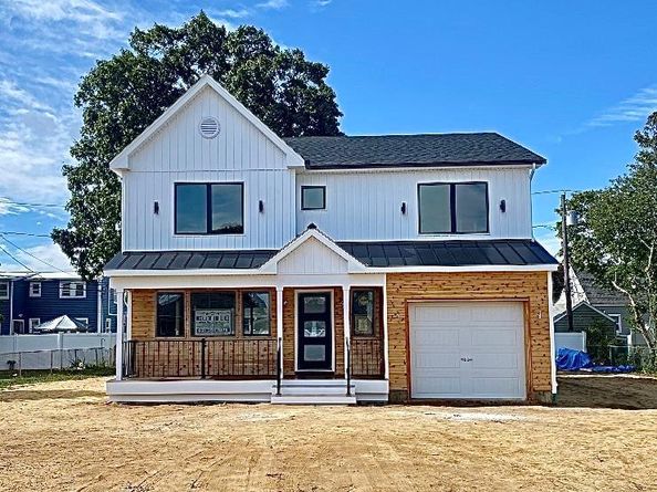 115 Riviera Parkway, Lindenhurst NY 11757