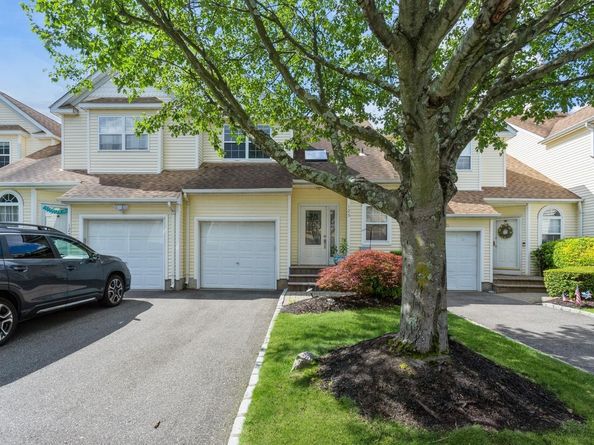 125 Cinnamon Court, Melville NY 11747