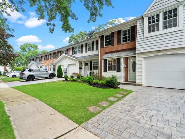 31 Santa Barbara Drive 31, Plainview NY 11803