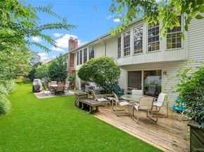 31 Santa Barbara Drive 31, Plainview NY 11803