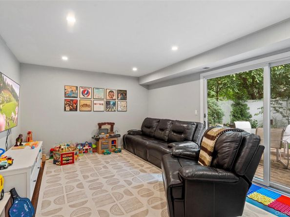 31 Santa Barbara Drive 31, Plainview NY 11803