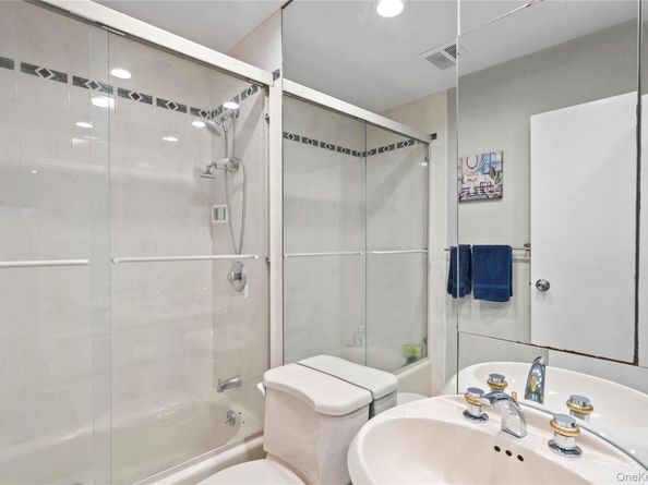 31 Santa Barbara Drive 31, Plainview NY 11803