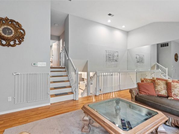 31 Santa Barbara Drive 31, Plainview NY 11803