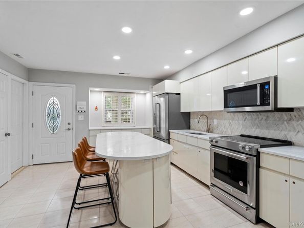 31 Santa Barbara Drive 31, Plainview NY 11803