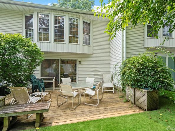 31 Santa Barbara Drive 31, Plainview NY 11803
