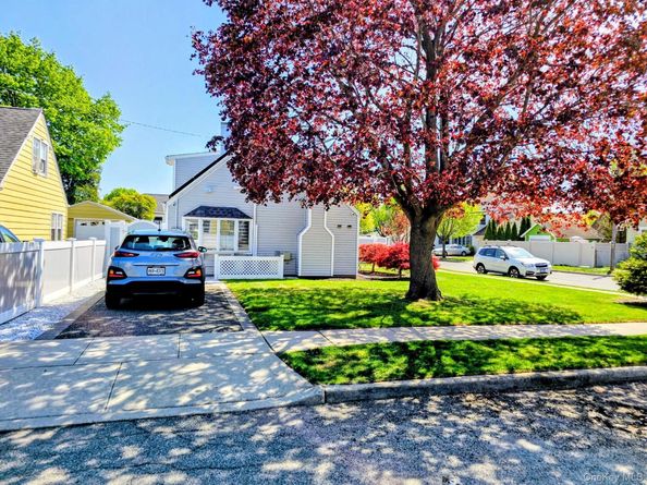 27 Spruce Street, Hicksville NY 11801