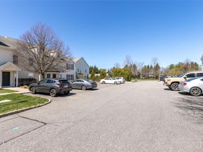 28 Lorien Place 4, Melville NY 11747