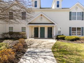 28 Lorien Place 4, Melville NY 11747