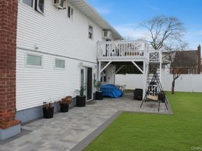 395 N Putnam Avenue, Lindenhurst NY 11757