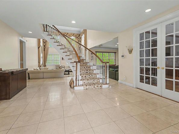 12 Chauncey Place, Woodbury NY 11797