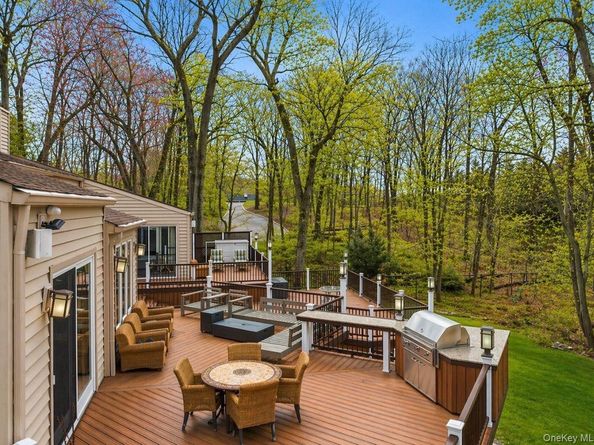 7 Windemere Crest, Woodbury NY 11797