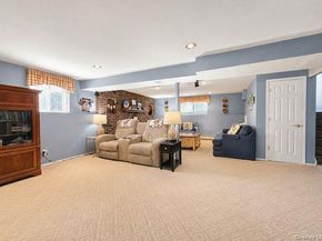 15 6th Avenue, Farmingdale NY 11735