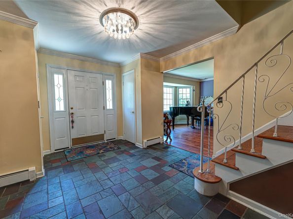 220 Windsor Avenue, Brightwaters NY 11718