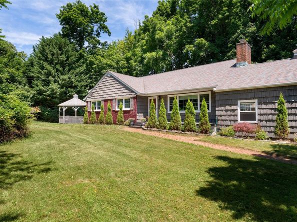 11 Quaker Path, Stony Brook NY 11790