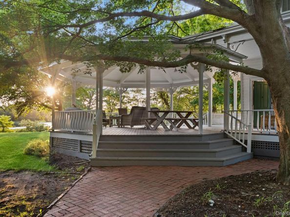 5 N Menantic Road, Shelter Island NY 11964