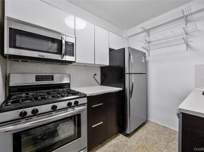142-05 Roosevelt Avenue 331, Flushing NY 11354
